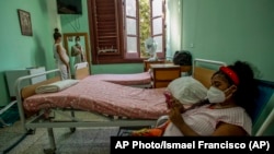 Dos embarazadas esperan el momento del parto en el Hospital de Maternidad Leonor Pérez, de Centro Habana. ((AP/Ismael Francisco/Archivo)