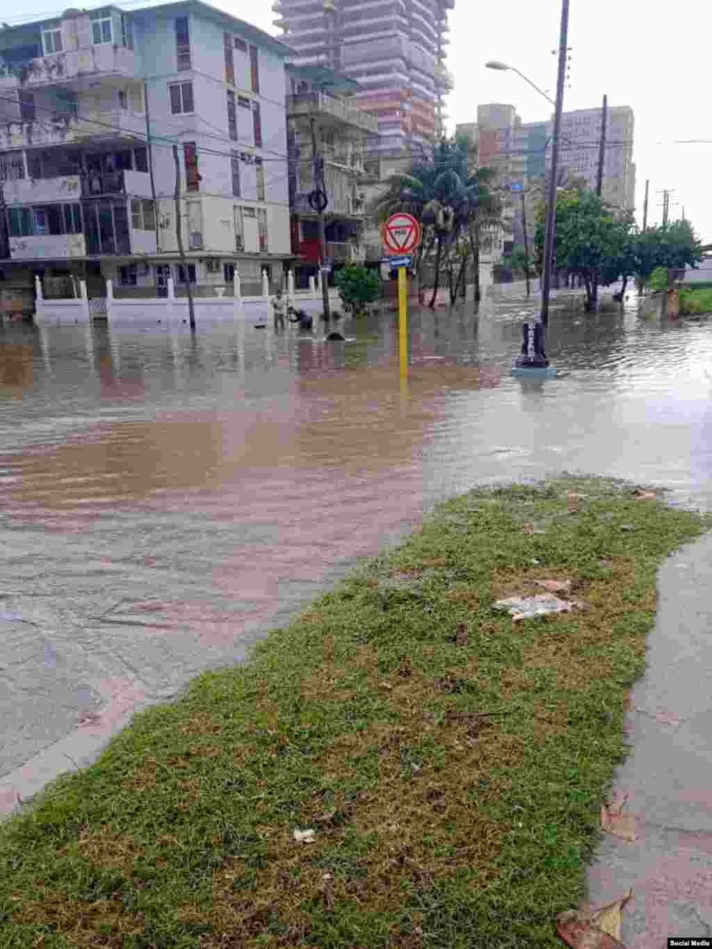 Calles inundadas en El Vedado. (Facebook/Comunicación Dgtph)