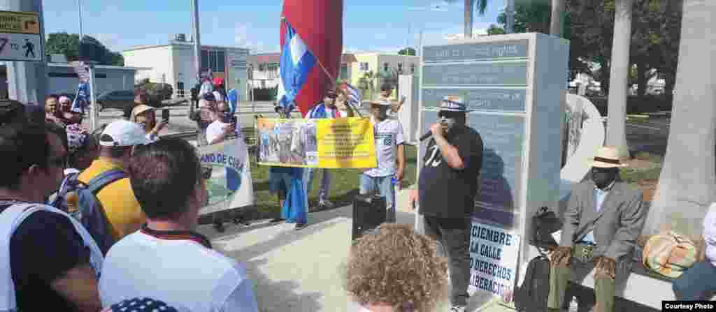 Cubanos marchan por el Día de los Derechos Humanos en Miami. (Cortesía Marcel Valdés)