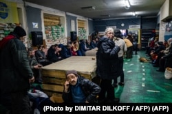 Ciudadanos ucranianos en un refugio en el centro de Bakhmut, Ucrania , Febrero 27 de 2023 (Photo by DIMITAR DILKOFF / AFP)