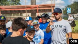 La familia Rey Anglada abre academia de béisbol en Miami.