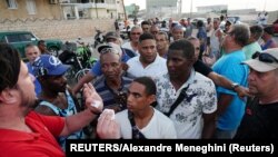 Un hombre intenta organizar la larga cola de choferes que esperan para echar gasolina en un servicentro de La Habana, el 22 de abril. 