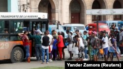 Cola en una parada de ómnibus en La Habana. El gobierno anunció que aumentará el precio de la gasolina de 30 a 156 pesos por litro a partir del 1 de febrero. (REUTERS/Yander Zamora)