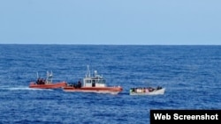 Balseros cubanos repatriados. (Tomado del Twitter del US Coast Guard).