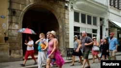 Turistas en La Habana Vieja. (Alexandre Meneghini/REUTERS).