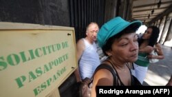 Cubanos hacen fila frente a la embajada de España en La Habana. (Rodrigo Arangua/AFP/Archivo)