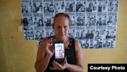 Lisette Fonseca, integrante de Cuba de Luto, muestra una foto de su hijo, Roberto Pérez Fonseca, preso político del 11J. (Foto: Cortesía de Albert Fonse)