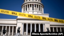 Un cordón de la policía limita el acceso al capitolio de La Habana Los picos más grandes de violencia y asesinatos en Cuba han ocurrido en los procesos de crisis económica más profundos que ha tenido el régimen castrista. (AP/Eliana Aponte/Archivo)