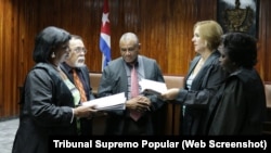 En Cuba, el Partido Comunista tiene la capacidad de nombrar y revocar a los miembros y funcionarios del Tribunal Supremo Popular y otros relacionados con la aplicación de la ley. 