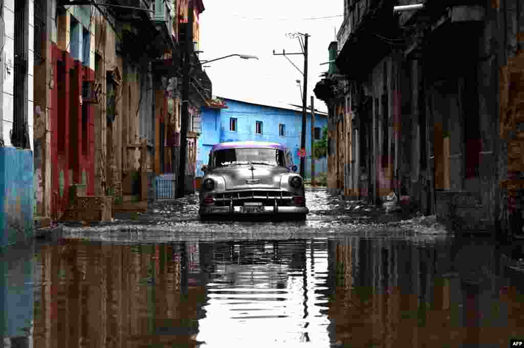 Una calle de La Habana inundada tras las intensas lluvias asociadas a la tormenta Idalia. (Yamil LAGE/AFP)