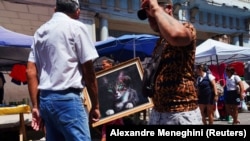 Feria de productos varios en una calle de La Habana. (REUTERS/Alexandre Meneghini)