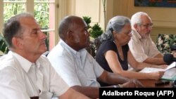 De derecha a izquierda: los opositores cubanos Vladimiro Roca, Martha Beatriz Roque, Félix Bonne y René Gómez Manzano, en junio de 2007. (Adalberto Roque/AFP/Archivo)