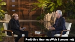 Gobernante cubano Miguel Díaz-Canel y el periodista Ignacio Ramonet en el Palacio de la Revolución en La Habana, el 11 de mayo de 2024.