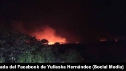 Imagen del fuego desatado en la noche del 7 de mayo en los alrededores de la Central Diésel Eléctrica de Moa. (Tomada del Facebook de Yulieska Hernández)