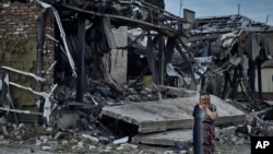 Una mujer reacciona en el lugar de un edificio dañado después de ataques recientes de misiles rusos en Pokrovsk, en la región de Donetsk, Ucrania, el miércoles 9 de agosto de 2023. (AP Foto/Libkos)