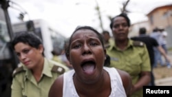 Una activista del grupo Damas de Blanco es detenida por la policía. (Reuters/Ueslei Marcelino/Archivo)