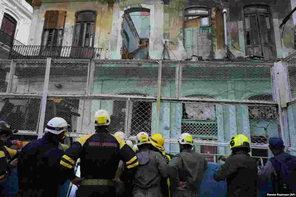 La búsqueda de sobrevivientes continuaba este miércoles en el inmueble colapsado en La Habana Vieja. (AP Foto/Ramón Espinosa)