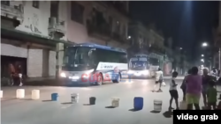 Los vecinos bloquearon la calle Reina con cubetas en protesta por la falta de agua. Foto tomada de un video de Cubanet. 