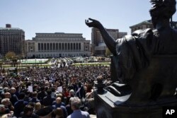 Profesores de la Universidad de Columbia hablan en solidaridad con el derecho de los estudiantes a protestar sin ser arrestados, en el campus de Nueva York, el 22 de abril de 2024. (AP Foto/Stefan Jeremiah)