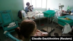 Madres con sus bebés recién nacidos en una sala del hospital materno Ramón González Coro, en La Habana. (REUTERS/Claudia Daut/Archivo)