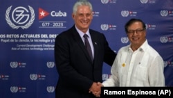 Miguel Díaz-Canel y el presidente colombiano Gustavo Petro se saludan durante la cumbre del G77+China, en La Habana, el 15 de septiembre de 2023. (AP/Ramon Espinosa)