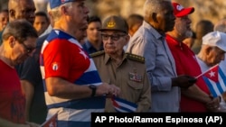 De izq. a der. la cúpula del régimen cubano, Bruno Rodríguez, Miguel Díaz Canel, Raúl Castro, Esteban Lazo, Manuel Marrero y José Ramón Machado Ventura, en un acto por el Día de los Trabajadores, celebrado el 5 de mayo de 2023 en La Habana.