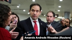 El senador estadounidense Marco Rubio (R-FL) habla con periodistas en Washington, EE.UU., el 19 de abril de 2023. REUTERS/Amanda Andrade Rhoades