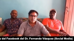 Médico y activista cubano Fernándo Vázquez, al centro, en visita de apoyo a familiares de presos políticos del 11J. (Tomado del Facebook del Dr. Fernando Vázquez)