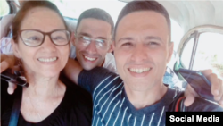 Los presos políticos Jorge y Nadir Perdomo se reencuentran con familiares y amigos en un pase de la prisión. Tomado de Betty Guerra Perdomo @BettyFreeCuban