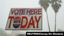 Un cartel dirige a los votantes en Rio Grande City, Texas. (Reuters/Cheney Orr/Archivo)