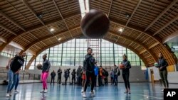 Jugadoras de hockey juegan baloncesto con otros deportistas cubanos que abandonaron la delegación de la isla en los Panamericanos y buscan refugio en Chile. (AP Foto/Esteban Felix)