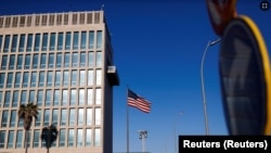 La bandera de Estados Unidos se ve en la Embajada en La Habana, el 3 de marzo de 2022.