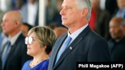 El gobernante cubano Miguel Diaz-Canel junto a su esposa, Lis Cuesta, en una cumbre en Sud[africa, en 2023. (Phill Magakoe/AFP)