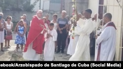 El arzobispo de Santiago de Cuba, Monseñor Dionisio García, junto a feligreses de la comunidad. (Foto: Facebook/Arzobispado de Santiago de Cuba)