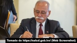 El embajador de Cuba en Honduras, Juan Roberto Loforte, firmó el nuevo convenio médico.