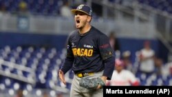 El lanzador de Anthony Herrera tras la victoria 2-0 ante Puerto Rico en la Serie del Caribe, el miércoles 7 de febrero de 2024, en Miami. (AP Foto/Marta Lavandier)