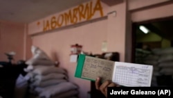 Ya se cumplieron 62 años de la implementación de la libreta de racionamiento / Foto: Javier Galeano (AP)