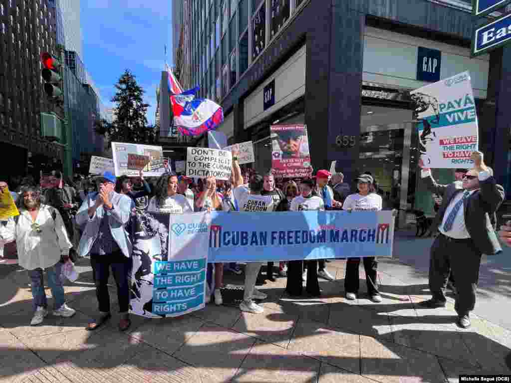 Exiliados cubanos marchan en Nueva York el 21 de septiembre de 2023.