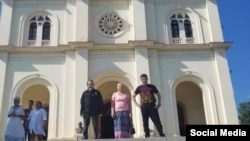 Desde el Santuario Nacional de la Virgen de la Caridad de El Cobre, en Santiago de Cuba, el exprisionero político cubano Ramón Jesús Velázquez Toranzo, acompañado por su familia, lanzaron un llamado a las personas a reunirse en ese punto.