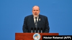 El primer ministro cubano Manuel Marrero habla durante la VI Exposición Internacional de Importaciones de China (CIIE), en Shanghai. (Hector Retamal/AFP)