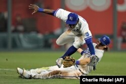 Dairon Blanco (arriba) juega con el equipo principal de los Reales de Kansas City contra los Rojos de Cincinnati, este lunes 12 de junio. (AP/Charlie Riedel)