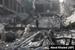 Palestinos inspeccionan los daños de edificios destruidos tras los ataques aéreos israelíes sobre Ciudad de Gaza, el lunes 23 de octubre de 2023. (AP Foto/Abed Khaled)