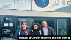 Carolina Barrero, Yanelis Núñez y Edel González Jiménez frente al edificio del Servicio Europeo de Acción Exterior 