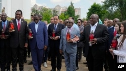 El presidente de Sudáfrica, Cyril Ramaphosa, y otros funcionarios africanos visitan una fosa común en Bucha, Ucrania, donde se ha levantado un monumento, el 16 de junio de 2023.