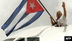 Richard Branson agita una bandera cubana a su arribo al aeropuerto José Martí, en La Habana, en junio de 2005, para el lanzamiento del servicio aéreo de su compañía Virgin Atlantic entre Gran Bretaña y la isla. (Luis Acosta/AFP)