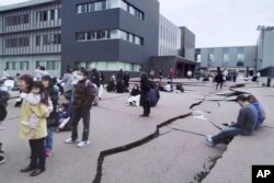 En la imagen, vista de las grietas en una calle luego de un potente sismo, en Wajima, en la prefectura de Ishikawa, Japón, el 1 de enero de 2024. (Kyodo News vía AP)