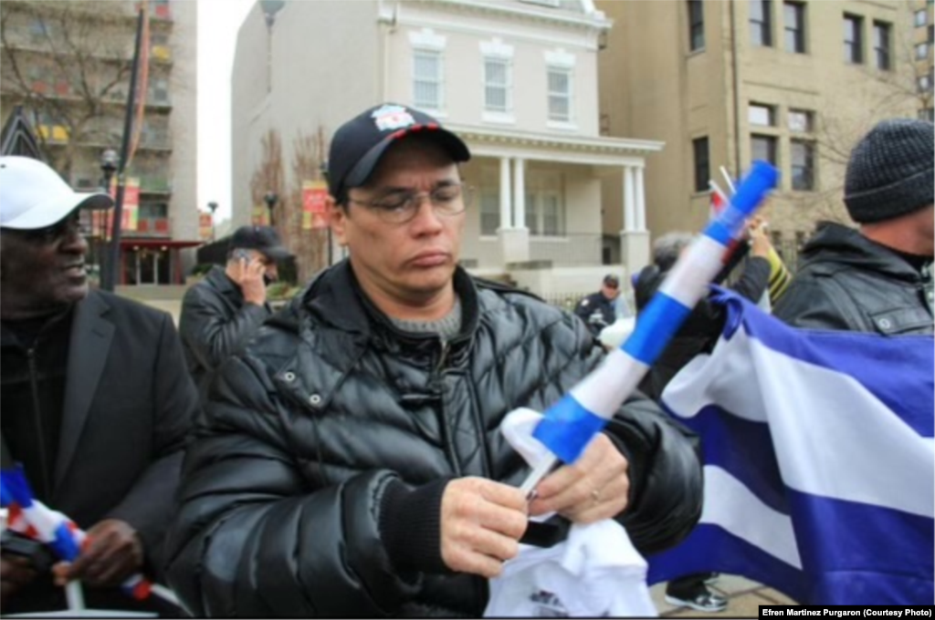 El disidente cubano Juan Carlos Herrera Acosta, durante una manifestación frente a la sede diplomática cubana en EEUU, en Washington D.C., a favor de la liberación de los presos políticos cubanos.