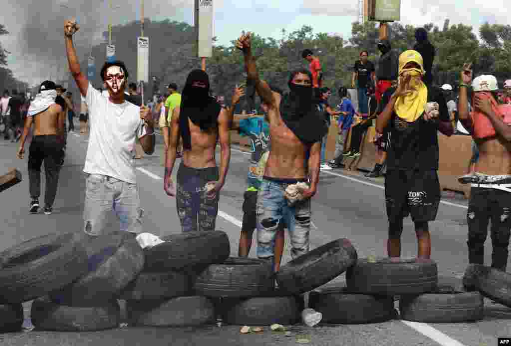 Manifestantes instalan barricada durante protesta contra Nicolás Maduro en Valencia, estado de Carabobo, Venezuela, 29/07/2024, (Foto de Juan Carlos HERNANDEZ / AFP)