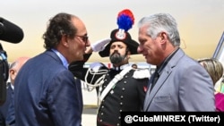 Díaz-Canel fue recibido en el aeropuerto Leonardo da Vinci, en Roma, por el ministro plenipotenciario Excmo. Sr. Umberto Vanni, de la cancillería italiana. (Foto: Twitter @CubaMINREX)