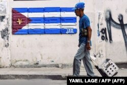 Un anciano camina en las calles de La Habana.